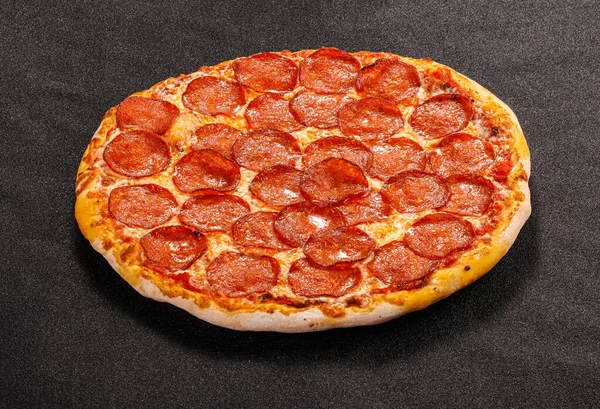 イタリアの伝統的なピザとペパロニソーセージ — ストック写真