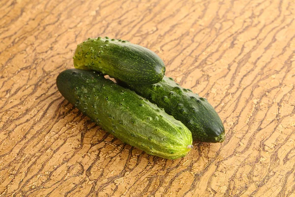 Fersh Succosa Cetrioli Verdi Mucchio Isolato — Foto Stock