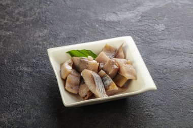 Atıştırmak için dilimlenmiş ringa filetosu kasede.