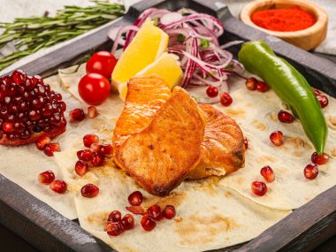 Limon ve nar tohumlu ızgara somon bifteği.