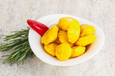 Turşulu sarı pastanın içinde doğal atıştırmalıklar.