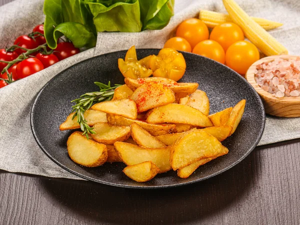 Patates kızartması tabakta lezzetli patates