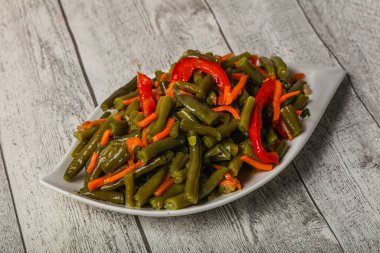Kore havucu ve baharatlı yeşil fasulye turşusu.