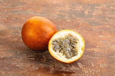 Dilimlenmiş tropik tatlı ve sulu Tutku meyvesi