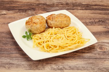 Peynirli spagetti ve ev yapımı tavuk pirzolası.