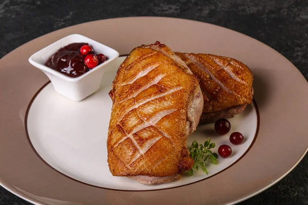 鴨胸肉のローストベリーソース — ストック写真