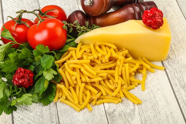 Italiaanse Pasta Rauwe Maccheroni Voor Het Koken Geserveerd Groenten — Stockfoto