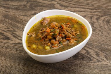 Geleneksel tavuk ve sebzeli mercimek çorbası.