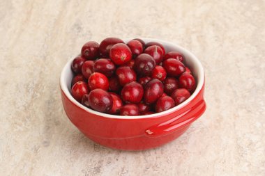 Olgun tatlı tatlı taze kızılcık kasede