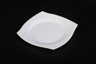 İzole edilmiş servis için beyaz boş tabak