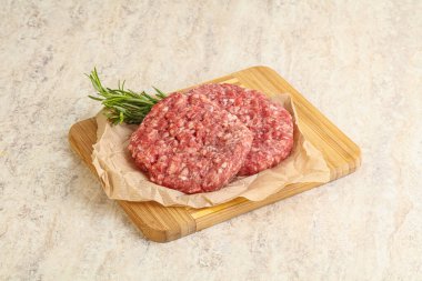 Izgara veya rosto için çiğ sığır burger pirzolası.