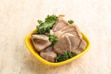 Dilimlenmiş domuz dili aperatifi. Fesleğen servis edildi.