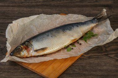 Biber ve baharatlı tuzlu ringa balığı.