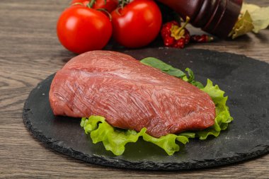 Pişirmek için çiğ et parçası.