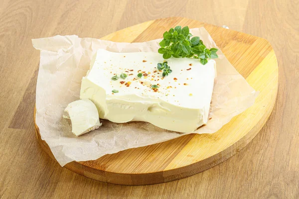 ボード上のギリシャフェタチーズはハーブを提供 — ストック写真