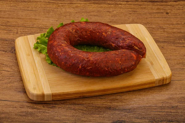 Krakowska Wurst Über Dem Brett Mit Kräutern Und Gewürzen — Stockfoto