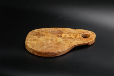 Mutfak için siyah arkaplan üzerine zeytin ağacı tahtası