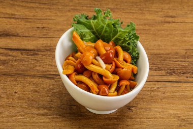 Terbiye edilmiş mantar. Kasede küçük bal aromalı.