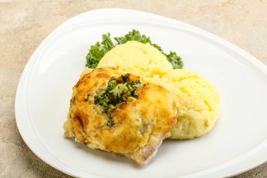 Patates püresi ve peynirli kızarmış pangasius fileto.