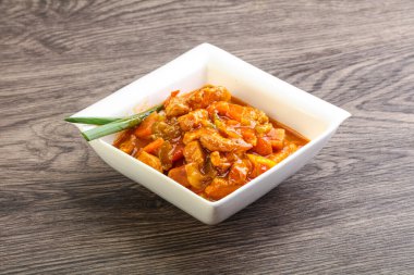 Sebzeli ve soslu et kebabı.