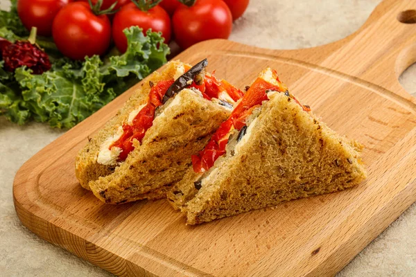 Vegetarisches Club Sandwich Mit Auberginen Und Käse — Stockfoto