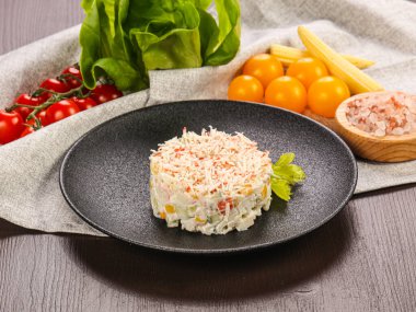 Yengeç surimi ile geleneksel Rus salatası