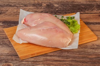 Pişirmek için çiğ tavuk göğsü.