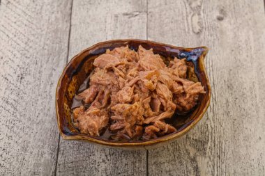 Salata için konserve ton balığı filetosu.