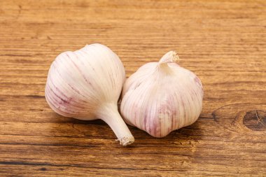 Taze ve lezzetli sarımsak izole edilmiş.