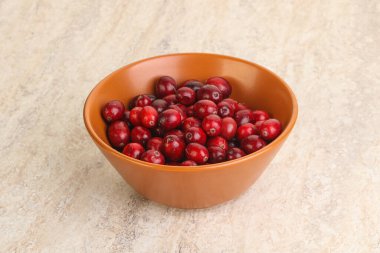 Olgun tatlı taze kızılcıklar kasede