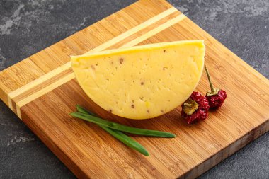 Cevizli sert peynir tuğlası.