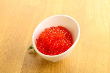 Rus kırmızı havyarı kasede.