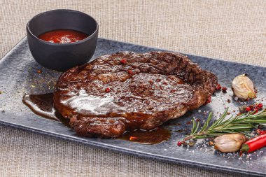 Biber ve ızgara biftek servis edildi.