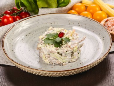 Jambonlu ve sebzeli Rus salatası.