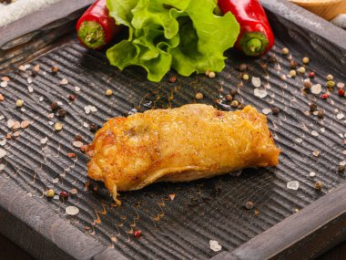 Kızarmış tavuk rulosu doldurulmuş mantar ve yumurta.