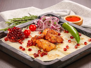 Tavuk kalçalı ızgara soğan halkaları.