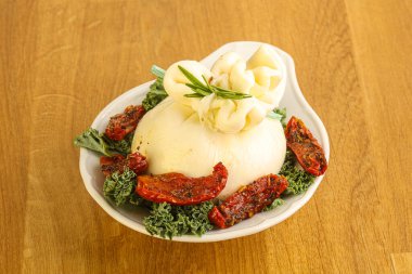 Kurutulmuş domatesli Burrata taze peyniri
