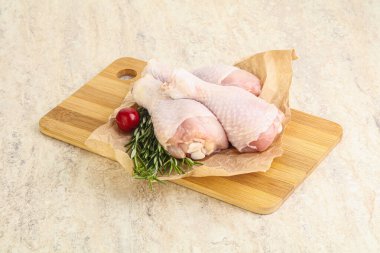 Pişirmek için üç tavuk budu budu.