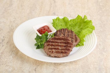 Domates soslu ızgara sığır burger pirzolası