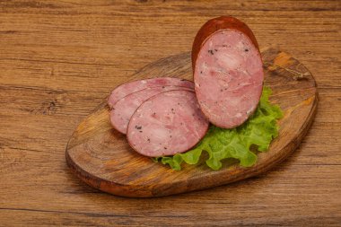 Baharatlı ve otlu füme jambon.