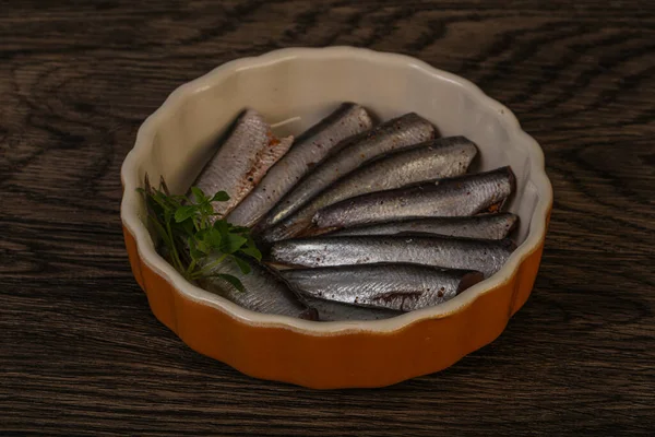 Lanche Peixe Anchovas Tigela Servido Folhas Manjericão — Fotografia de Stock