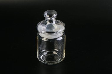 Kapağı izole edilmiş boş cam kavanoz
