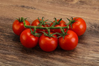 Taze vişneli domates dalıyla izole edilmiş.