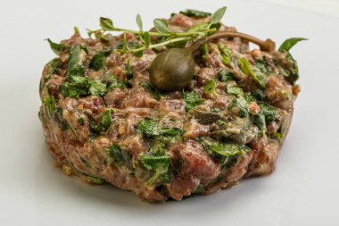 Kaparili çiğ tartar atıştırmalığı.