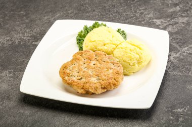 Kıymalı tavuk pirzolası ve patates püresi.