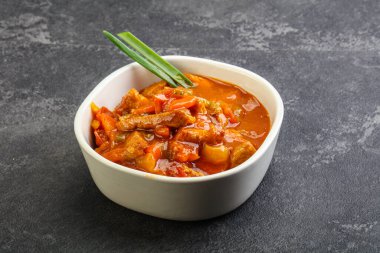 Sebzeli ve soslu et kebabı.