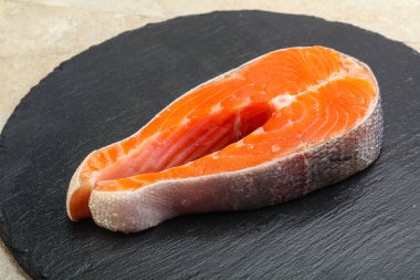 Pişirmek için çiğ somon bifteği.