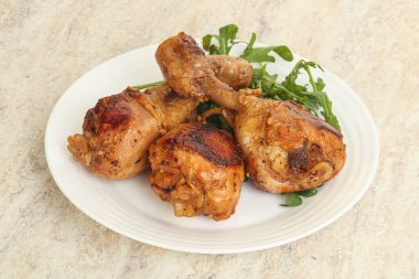 Kızarmış tavuk budu ve baharatlı roka.