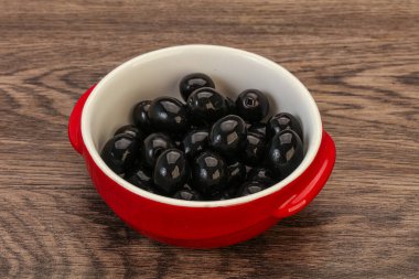 Kasede marine edilmiş siyah zeytin.