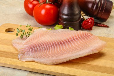 Pişirmek için çiğ tilapia balığı filetosu.